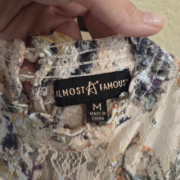 Almost Famous Floral Lace Ruffle Keyhole Button Mock neck Blouse Top Sz Medium - Picture 4 of 7